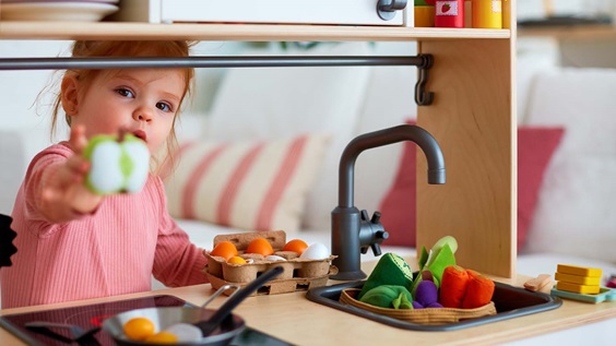 Pige i legekøkken