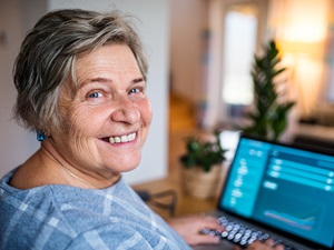 Ældre kvinde med computer