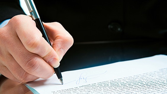 Hånd der underskriver en kontrakt